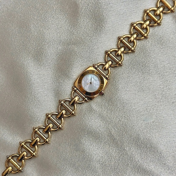 AUTHENTIC VINTAGE GUCCI MOTHER-OF-PEARL HORSEBIT GOLD WATCH - Picture 4 of 8